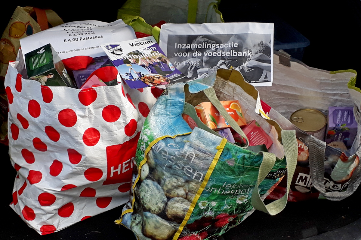 Dinsdag ontvingen wij 4 volle tassen met producten van korfbalvereniging @kv_victum. Zij hadden een inzameling voor ons gehouden onder de leden.  Bedankt!