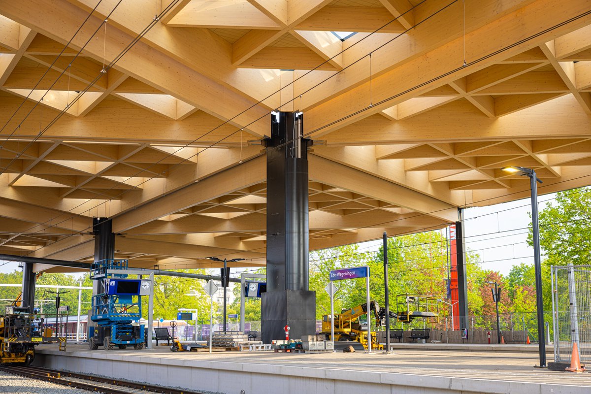 Het eerste deel van de unieke houten perronkap is geplaatst!  Trots dat wij de productie, levering en voormontage van deze volledige #gelamineerde #houtconstructie mogen uitvoeren in opdracht van #EdesPoort!
degrootvroomshoop.nl/?p=3930