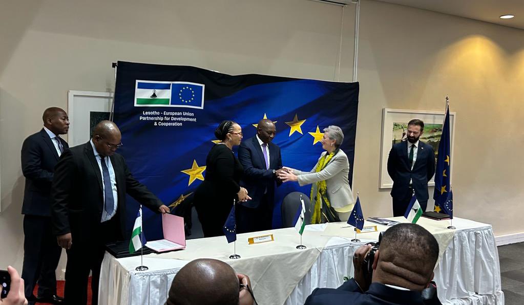 AustriainZA's tweet photo. ๐ฆ๐น Ambassador-Designate to ๐ฑ๐ธ Romana @koenigsbrun participated in the signing ceremony of the financing agreements #RenewableLesotho & #EquitableLesotho along with support measures, which will drive forward energy generation and social protection in ๐ฑ๐ธ @EUinLesotho @MatekaneSam https://t.co/wiVNpfTKQB