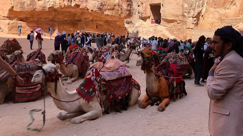 Sedan den arkeologiska platsen #Petra i #Jordanien klassades som ett av #UNESCO:s världsarv 1985 har beduiner fått lämna platsen och flytta till Uum Sayhoun – en liten by där många hus saknar el och vatten. Läs mer på Utvecklingsmagasinet: fuf.se/korrar/efter-v… #utvpol