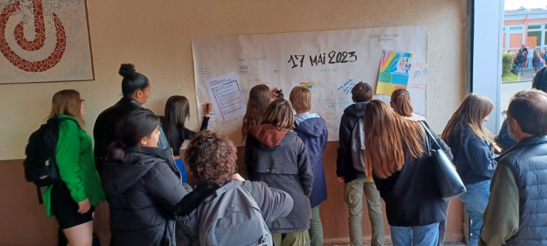 CollegeLongueau's tweet photo. #17mai, # Journée internationale de lutte contre l’homophobie et la transphobie, le @collegeLongueau s’engage dans la lutte contre toutes les discriminations à travers ce mur d’expression. https://t.co/R97ru2wtYE