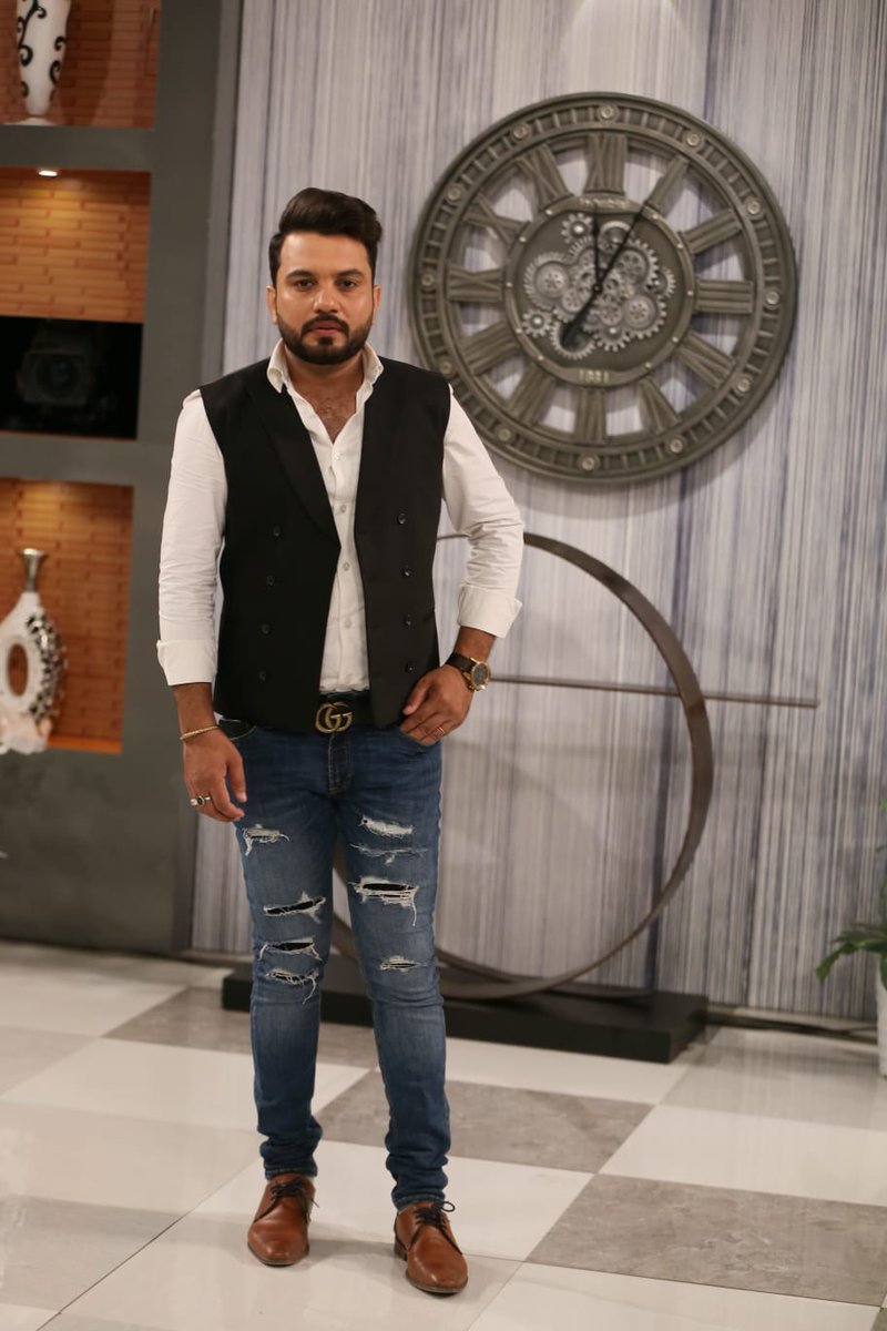 PTVHomeOfficial's tweet photo. Singer Hur Abbas was also part of todays show.
Chef Zufishan led the kitchen segment.
#ptv #ptvhome #ptvlive #liveshow #morningshow #morningathome #juggunkazim #filmindustry #syednoor #sairanaseem #film #music #livemusic #entertainment https://t.co/akux3Y4tNg