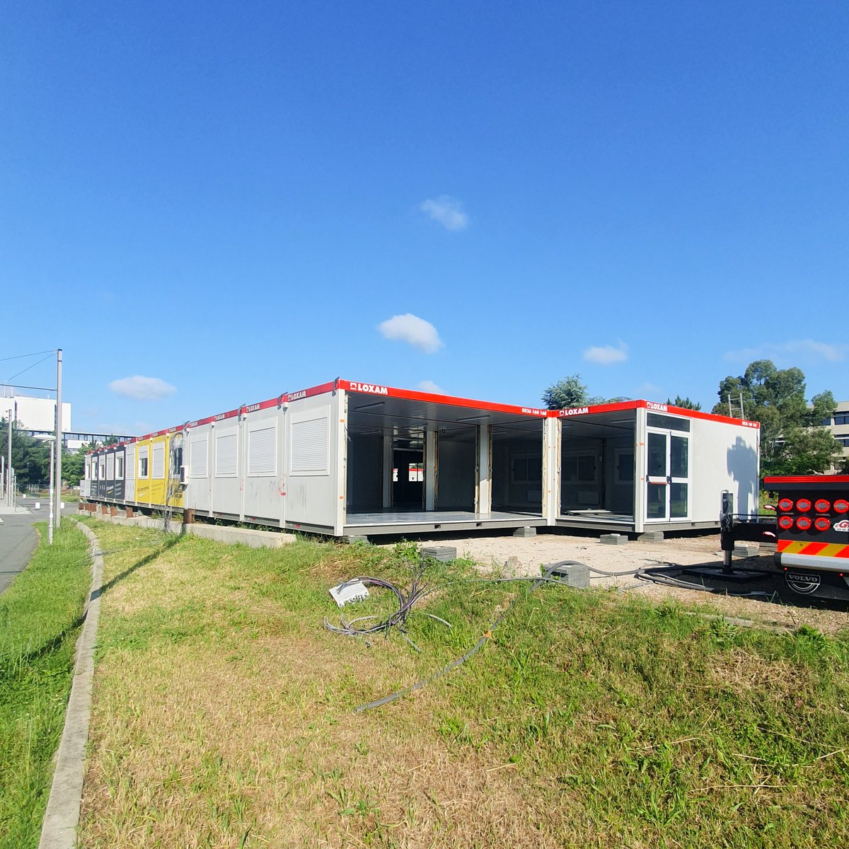 BUBMontaigne's tweet photo. 🚛🚧 Bref, #LaTemporaire n'est plus... mais les @BUBMontaigne et leurs services sont toujours là pour vous ! 💪

⏳ D'ici la réouverture du bâtiment BU Droit-Lettres et de la #BibLSh (@UBMontaigne), nous vous accueillons :
- à la #BibRMenchú
- à la #BibRÉtienne
- au CRM IUT/IJBA https://t.co/WNaesq9zMP