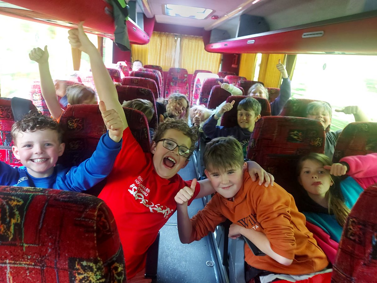 YsgolCiliauParc's tweet photo. Joio ar y bws! https://t.co/B3ZDpZGLW0