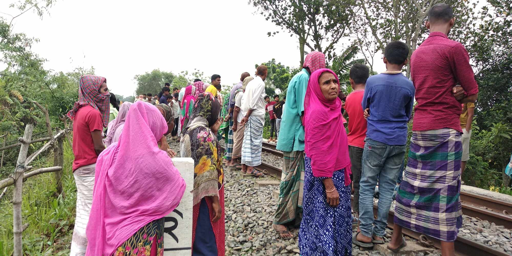 ট্রেনের নিচে ঝাঁপ দিয়ে প্রেমিক যুগলের আত্মহত্যা