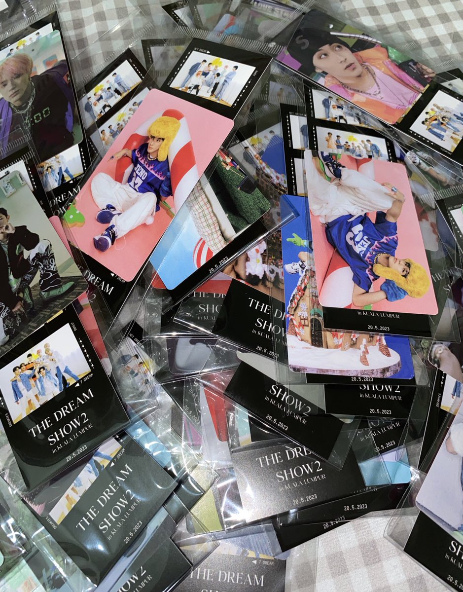 bearluvies1's tweet photo. finally finished packing 100 set of freebies !! we have extra photostrip so we will give it out too 💚💚 can’t wait to see you all ^^ make sure to follow the tnc 💚💚

#TDS2inKL #THEDREAMSHOW2_in_KL https://t.co/rsJYc2mSsg