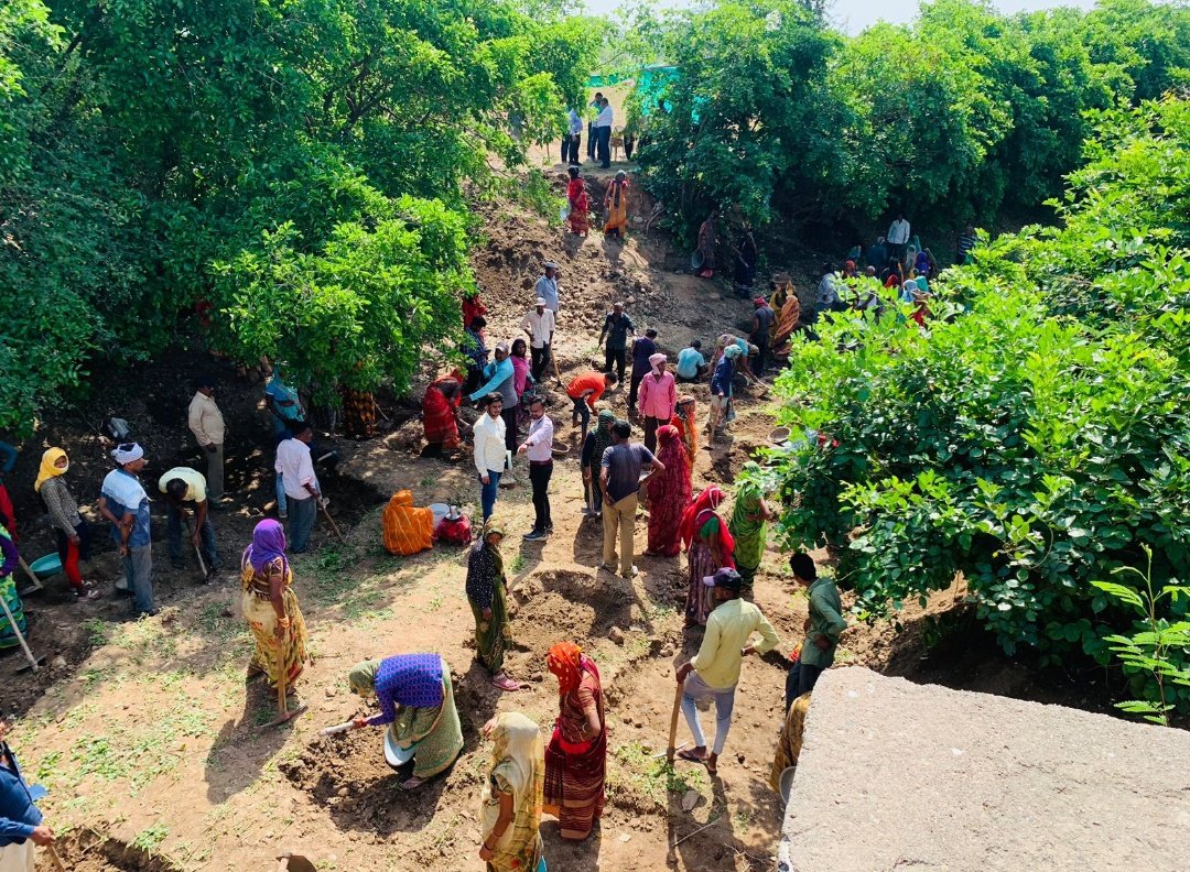 માનનીય જીલા વિકાસ અધિકારીશ્રી માનનીય નિયામકશ્રી  દ્વારા મોડાસાના જંબુસર(મઠ)ગામે મનરેગાના શ્રમિકોને છાસ વિતરણ કરવામાં આવ્યું.<a href="/CMOGuj/">CMO Gujarat</a> @CollectorArvali <a href="/PMOIndia/">PMO India</a> <a href="/GujPRHDept/">Panchayat, Rural Housing & Rural Dev. Department</a>