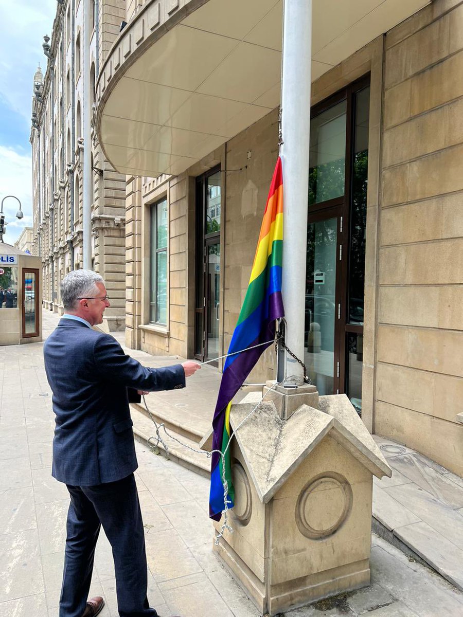 FergusAuldFCDO's tweet photo. Beynəlxalq Homofobiya, Bifobiya və Transfobiyaya ilə Mübarizə Günündə #IDAHOBIT Böyük Britaniya hamı üçün bərabərlik tərəfdarı olmaqdan qürur duyur. Biz nifrəti pisləyir, bütün dünyada LGBT+ icmasının üzləşdiyi ayrı-seçkilik, qərəz və zorakılığa qarşı mübarizəni davam etdiririk. https://t.co/F8yXMv2W3M