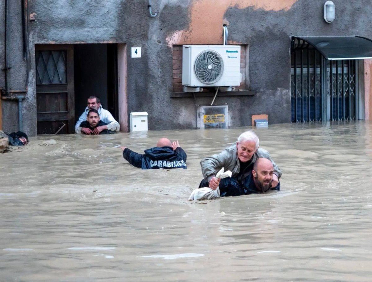 Iperbole_'s tweet photo. 15 fiumi esondati
Centinaia di frane
4 vittime (per ora)
5 mila evacuati.
Miliardi di danni.

Il tutto in 24 ore. A testimoniare che i cambiamenti climatici possono stravolgere la vita nel giro di qualche ora.

Ci rialzeremo anche stavolta,
forza #EmiliaRomagna https://t.co/sze7d8bOpE