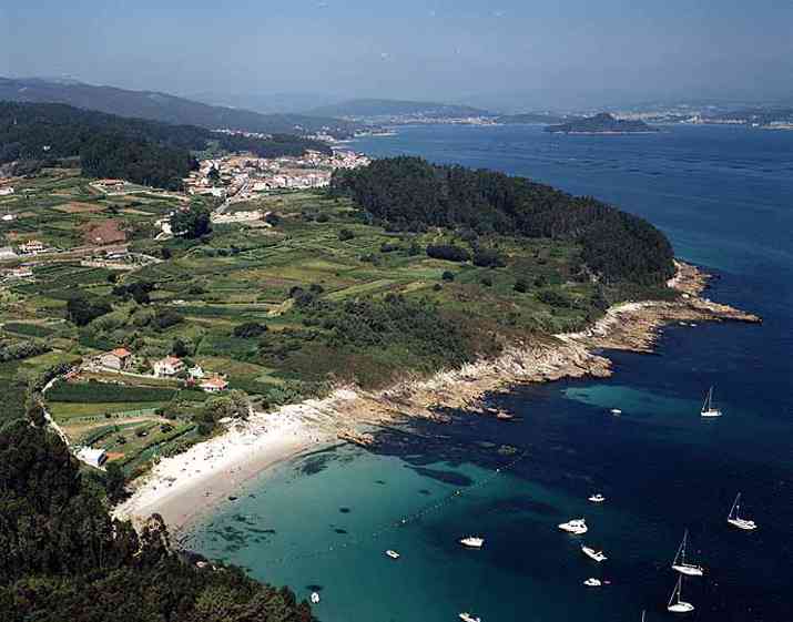 muchaplaya's tweet photo. #PlayaDelDía: en Sanxenxo, Pontevedra. Descúbrela! https://t.co/2KK6iPC95E https://t.co/3hecIYM96W