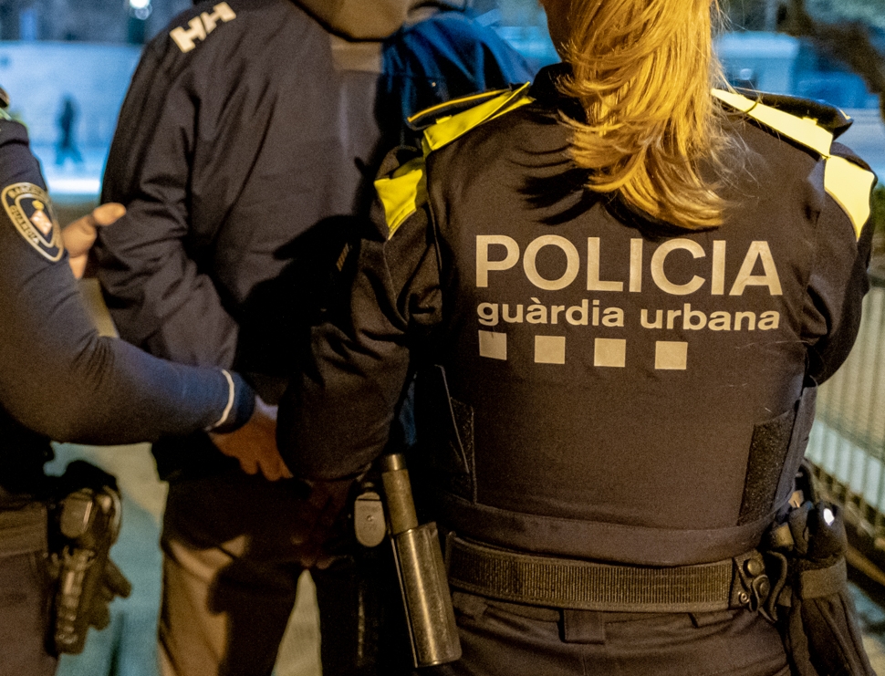 🗣️🚔🏗️ Alertats per un ciutadà, una patrulla de la #gubEIX ha enxampat aquesta matinada dues persones que, després de forçar una finestra, havien accedit a l'interior d'una caseta d'obres ubicada al barri de l'#EsquerraEixample i estaven robant el material.

🔗 Detinguts!!