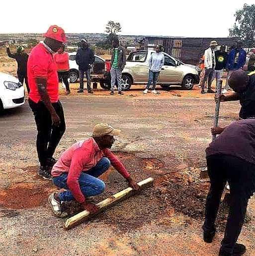 matumba_anthony's tweet photo. Limpopo ANC leaders patching potholes with building sand and cheap cement. They ate money for patching potholes with proper materials. That is why many people are joining EFF in Limpopo. They are tired. 

NB: Use this link to apply for SETA Learnerships 👉🏿 https://t.co/PSDZwS5jV5 https://t.co/cP81dfqnlc