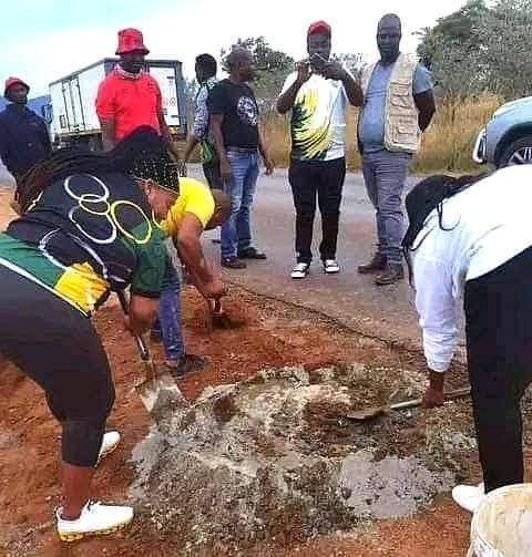 matumba_anthony's tweet photo. Limpopo ANC leaders patching potholes with building sand and cheap cement. They ate money for patching potholes with proper materials. That is why many people are joining EFF in Limpopo. They are tired. 

NB: Use this link to apply for SETA Learnerships 👉🏿 https://t.co/PSDZwS5jV5 https://t.co/cP81dfqnlc