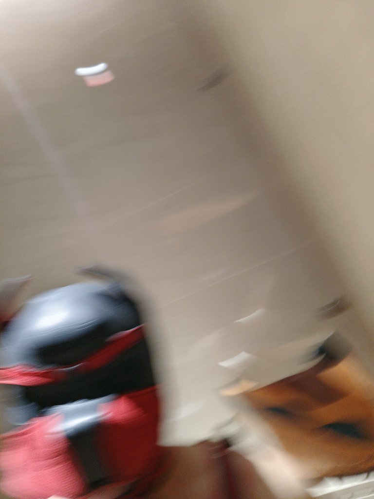 s20130014's tweet photo. 厕所里一��而过的是啥👿 https://t.co/3xToIuzwUc