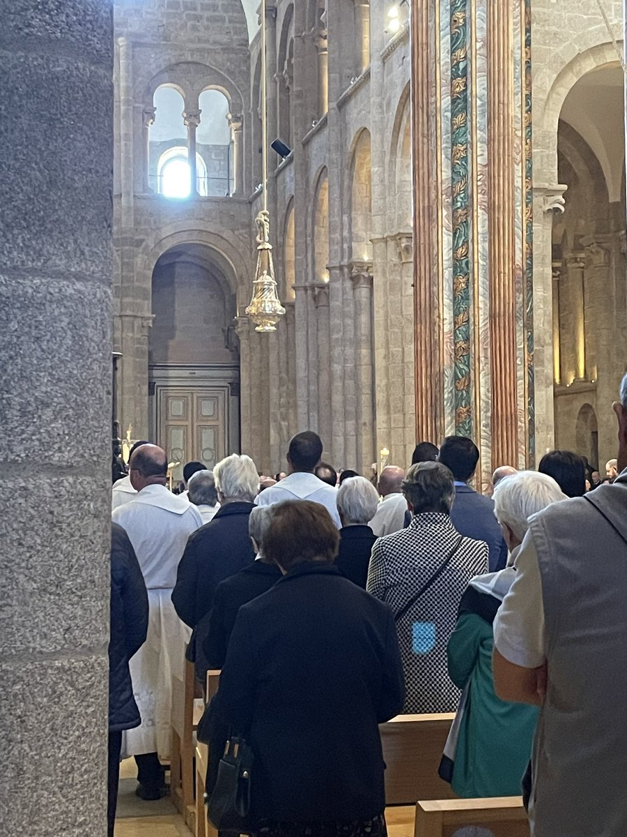 @ ced_is #CRISGALICIA acompaña al Arzobispo Julián Barrio en la Catedral de Santiago en la Eucaristía y homenaje-despedida de la diócesis. <a href="/ced_is/">CEDIS</a> <a href="/CatedralStgo/">Catedral de Santiago</a> @arzobispjbarrio #InstitutosSeculares