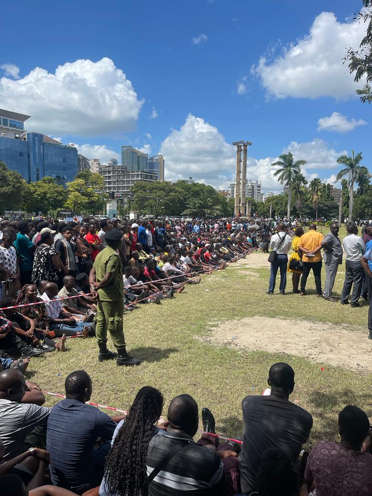 Kumbe kugoma watu wanaweza aisee.....wafanyabiashara wameamua  jamani bado wafanya kazi