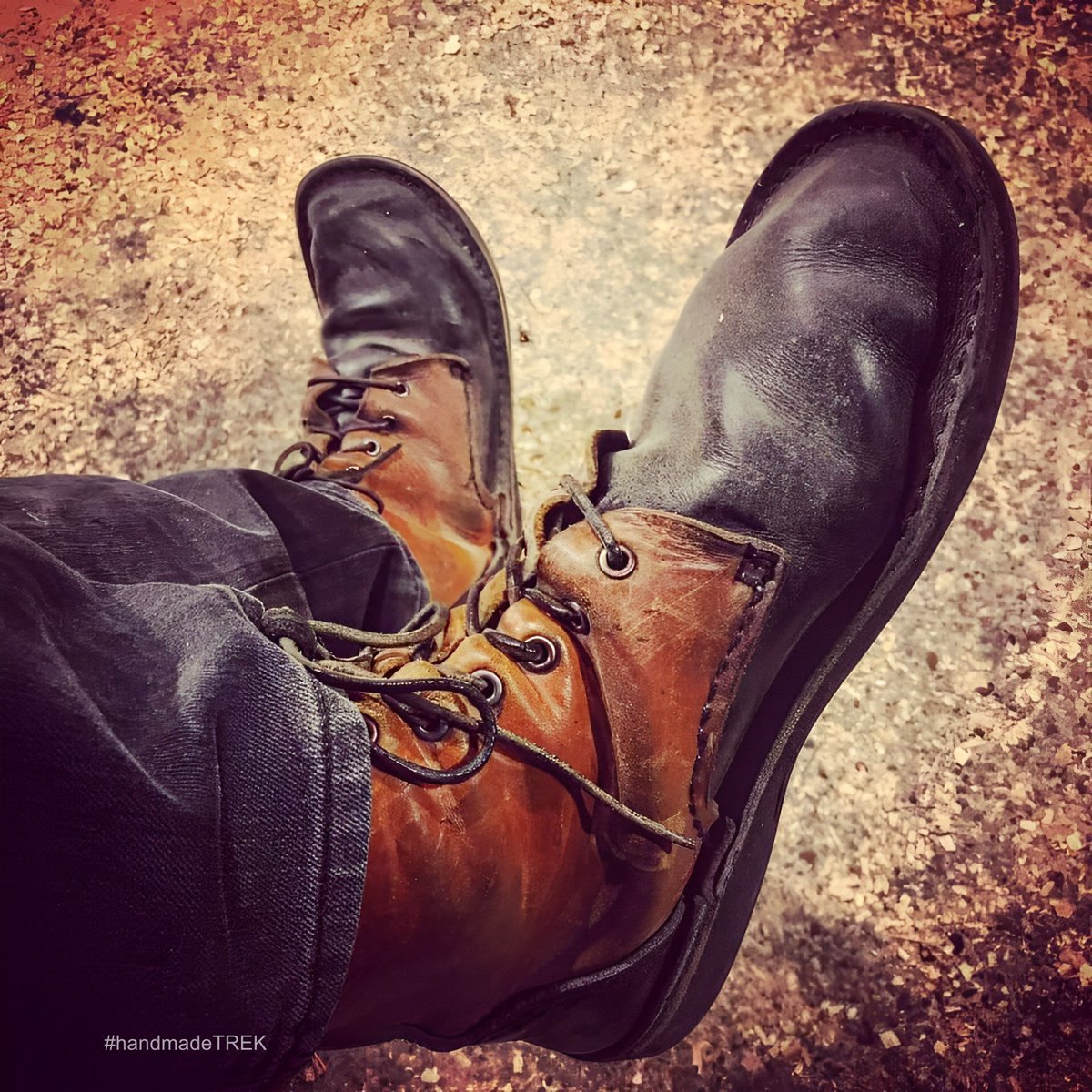 TrekLeather's tweet image. crafTMore #TREKstore
bit.ly/3OdW8Lv

etsy #TREKstore
etsy.me/3MuNFCr

Customer photo. A few years later...
Dual color black - cognac leather TREK shoes
#Basic7 model. Sizes from 35 to 46
Visit our #craftMore boutique or #etsystore #trekleather