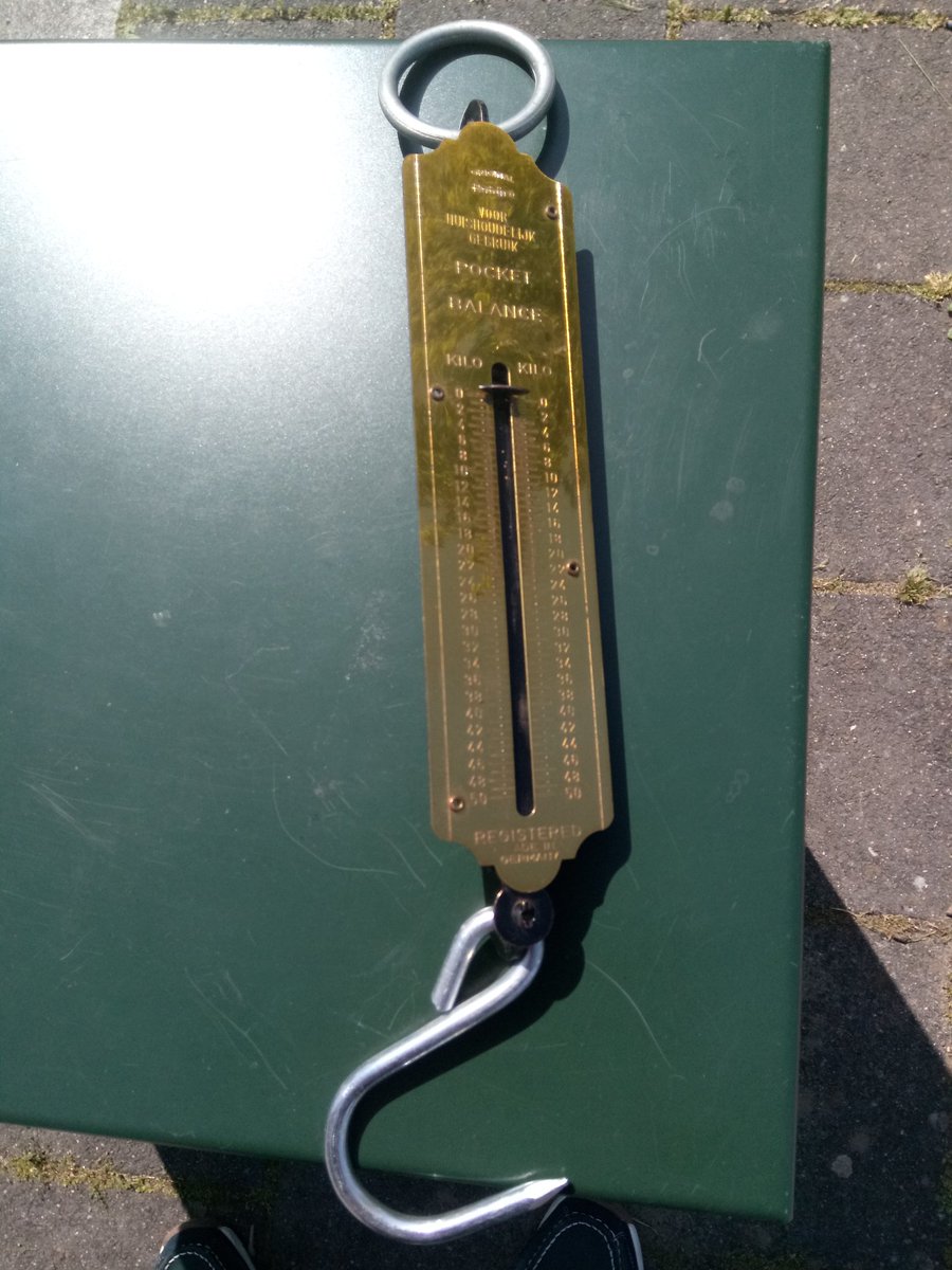 Piet_Heyn's tweet photo. #Goededag eerste #koopje gescoord #Rataplan kunt u deze nog deze pocket #balance gebruikte de #loren boer die langs de deuren liep vroeger om kleding loren te wegen in Jutte zak. Nu nog een bak fiets en kan starten als eigen ondernemer. https://t.co/cZMVz2lszc