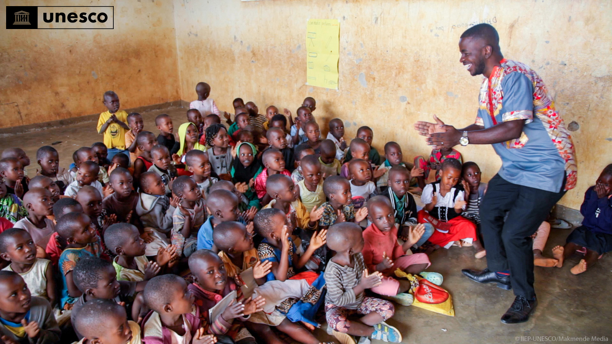 IIEP_UNESCO's tweet photo. "My wish is to help knowledge grow among the learners so they can build their lives just like me."
Multilingual Joel, a refugee teacher from 🇨🇩 working in a 🇺🇬 settlement, strives to advance his career.

🎞️Watch his story from our "We Teach Here" series: https://t.co/OyHafhC8ml https://t.co/318vyeupdB