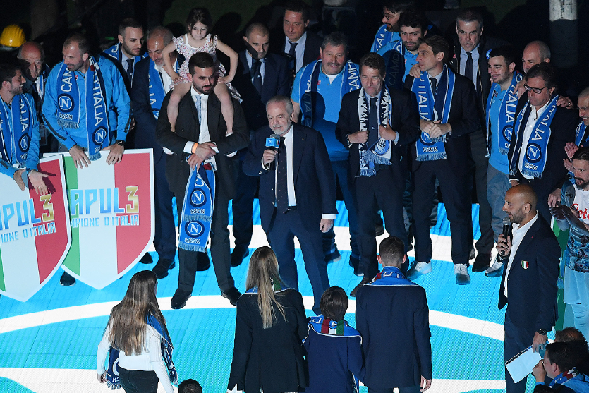 Lo scudetto del Napoli, festeggiato dai media con speculazioni di mercato e fantasiose idee sul futuro di Luciano Spalletti  e il rapporto con Aurelio De Laurentiis.