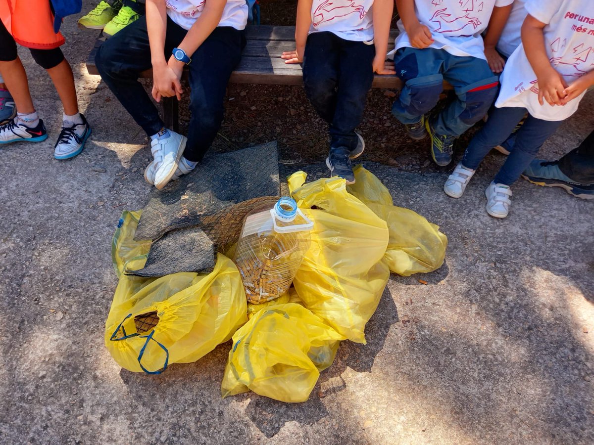 GVAparcs's tweet photo. 🚮Moltes gràcies als alumnes del CRA La Bardissa que han fet de la ruta Blava del #PNTinença un lloc més endreçat👏
🚮Muchas gracias a los alumntos del CRA La Bardissa que han hecho de la ruta Azul del #PNTinença un lugar más aseado👏
#PerUnaTinençaMésNeta @castellonord #Bionord https://t.co/e0HdqhvFN5