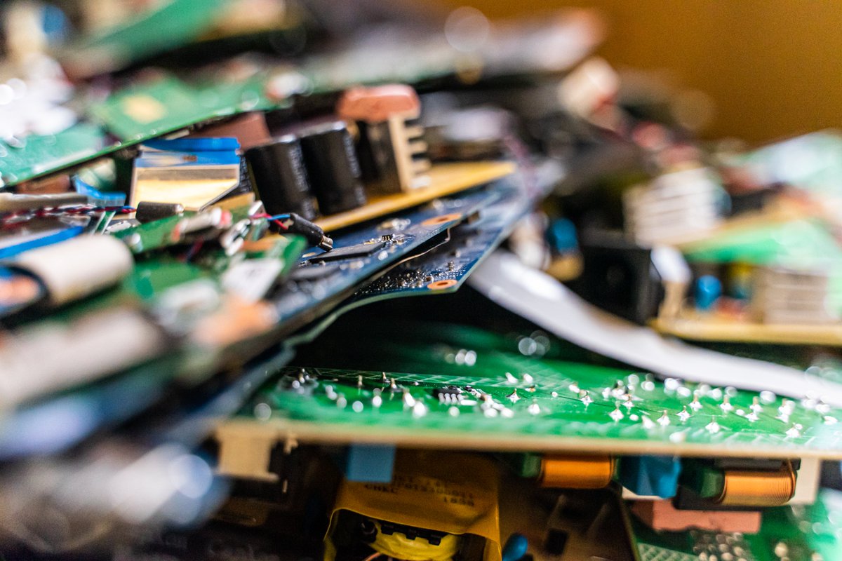 Hoy celebramos el #DiaDelReciclaje ♻️ y desde Éxxita destacamos el gran reto que suponen hoy los residuos de aparatos eléctricos y electrónicos #RAEE. En Éxxita contribuimos a reducirlos recuperando 500.000 dispositivos al año 💻 y apostando por modelos de #EconomíaCircular💚🌍