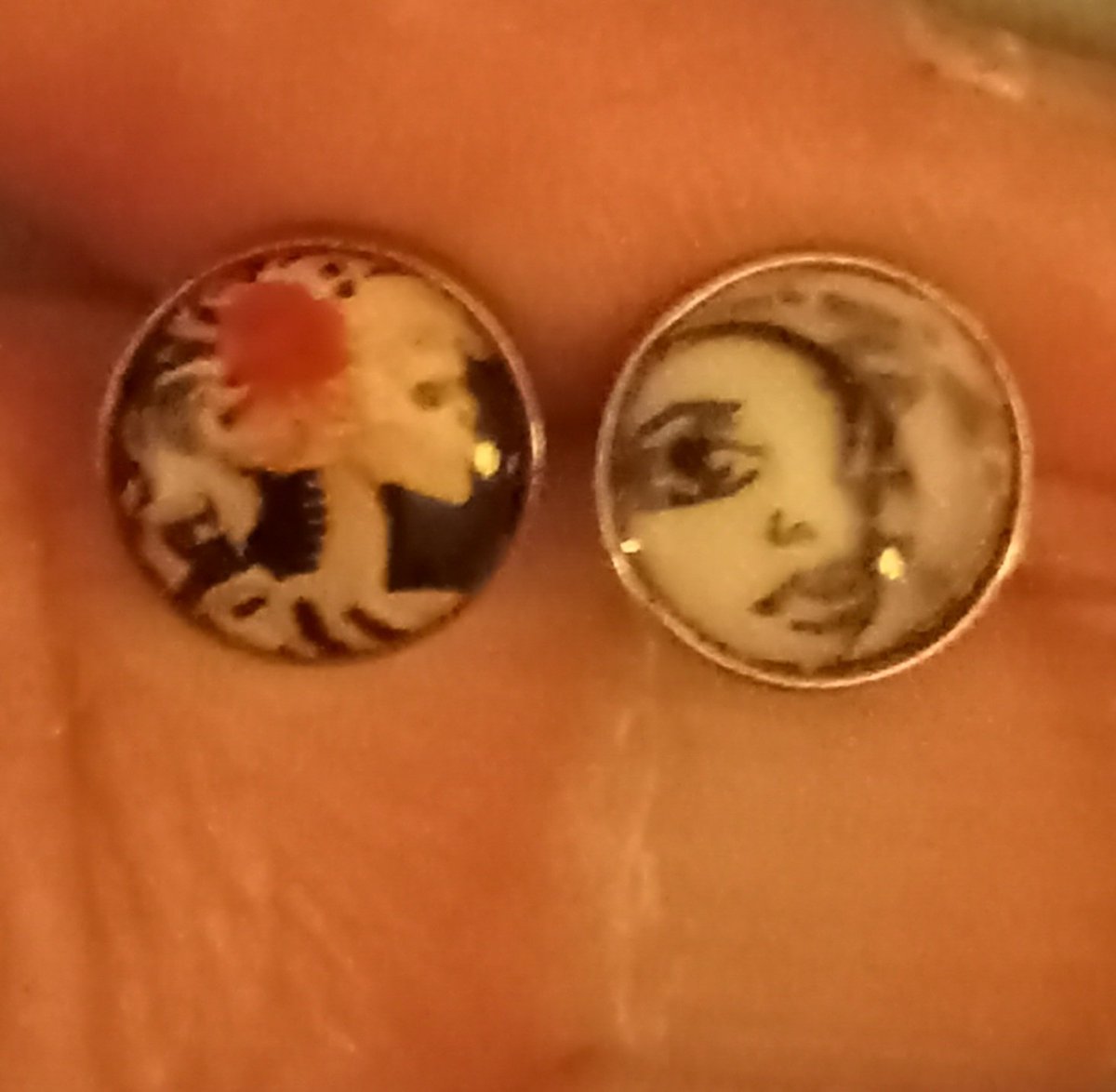 SmirkwoodSprite's tweet photo. For 3 days I've been trying to work up the nerve to change my helix &amp; industrial jewelry. I have some great new earrings but I just can't face having my ear on fire &amp; sleeping facing the wrong way.
I guess the ones I have in will be OK.
#PiercingProblems 
#IndustrialPiercing https://t.co/LigzH6FgBW