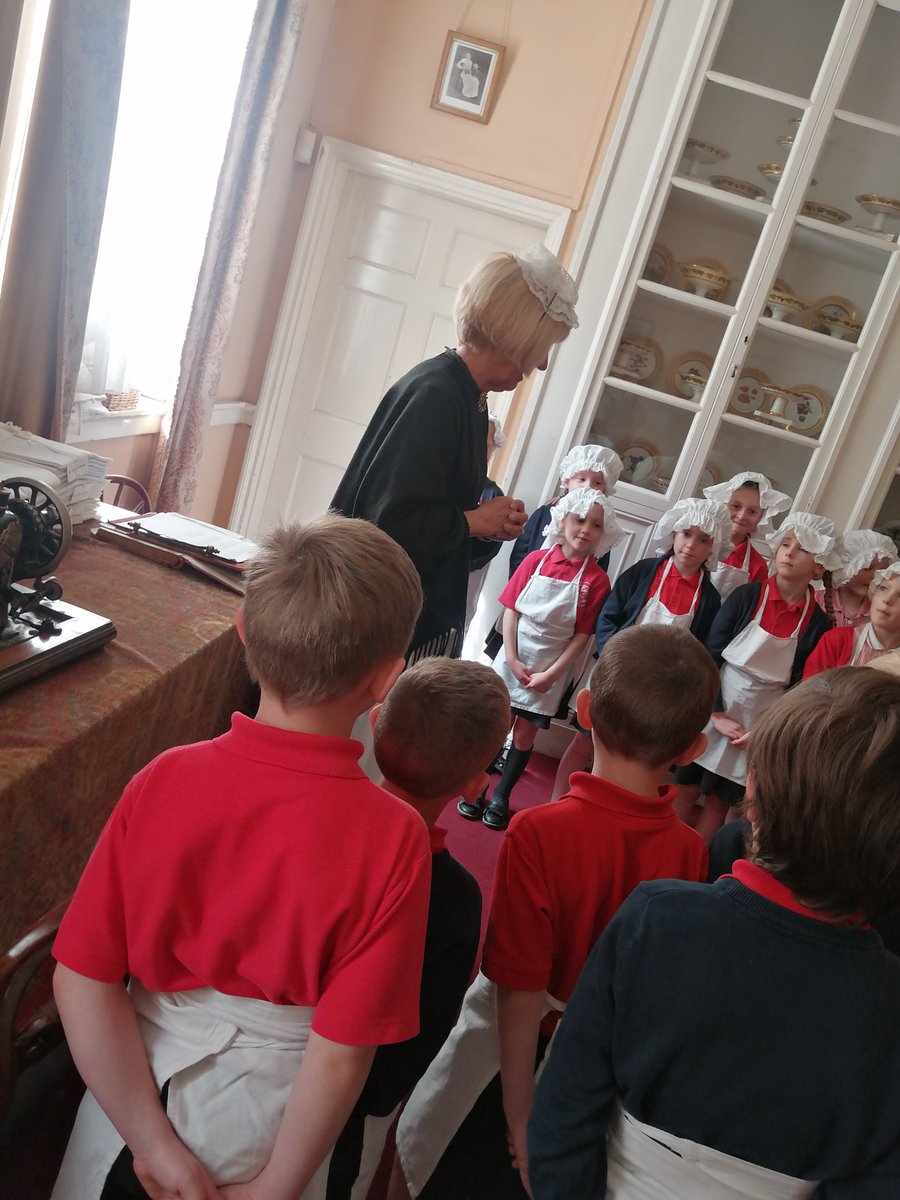 KarenWillett07's tweet image. Year 2 are doing a superb job as the new servants for Lord &amp;amp; Lady Egerton @MasefieldCP
#notworkshy #victorians