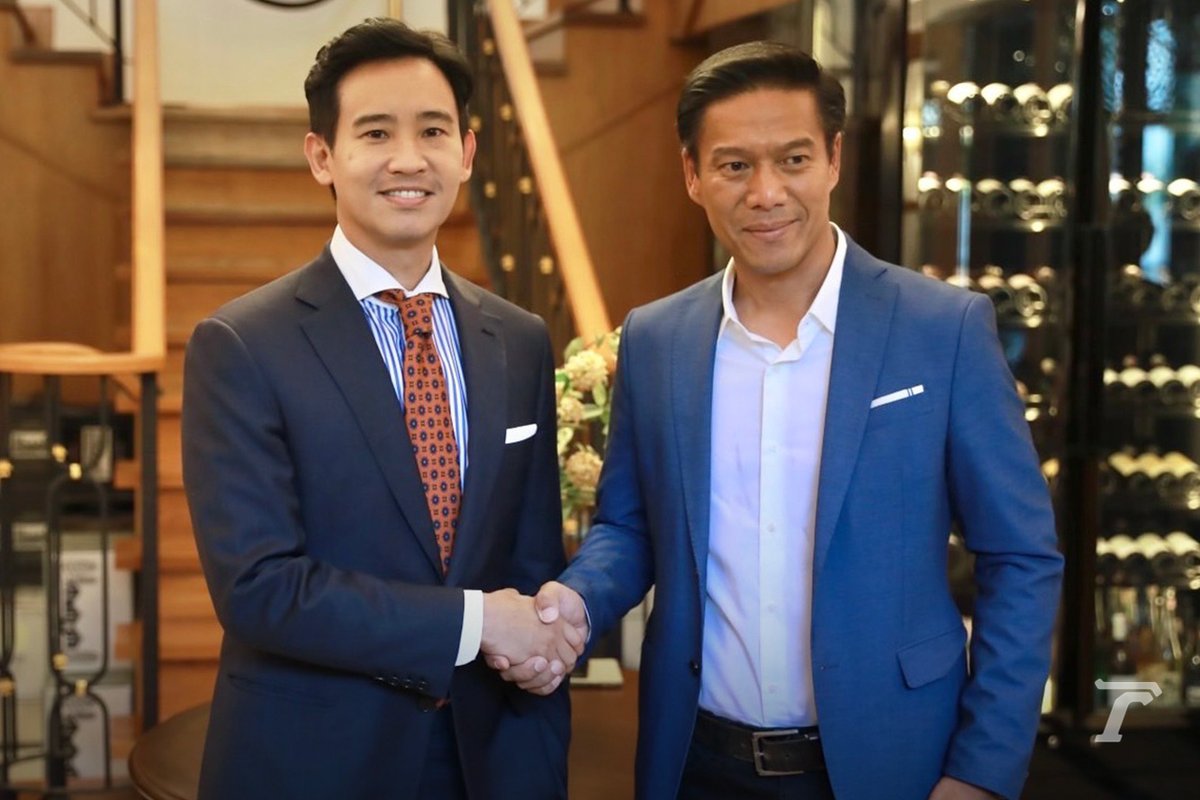 #พิธา จับมือ ว่าที่พรรคร่วม พร้อมเข้าประชุมเพื่อเตรียมจัดตั้งรัฐบาล⁣
⁣
ภาพ : วัชรชัย คล้ายพงษ์⁣
⁣
#พิธา #ก้าวไกล #พรรคก้าวไกล⁣
#สวมีไว้ทำไม #สวควรฟังเสียงประชาชน⁣
#จัดตั้งรัฐบาล #ThairathPhoto #ไทยรัฐออนไลน์
