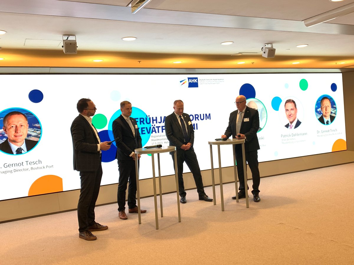 Jan Fellerin moderoimassa paneelissa Kimmo Naski, Patrick Dahlemann ja Gernot Tesch keskustelevat maailmantalouden alueellistumisesta logistiikkaketjuissa. Etenkin satamat ovat pystyneet mukautumaan nopeasti ja tuottavat voitollista tulosta. Taloussuhteet siis kukoistavat.