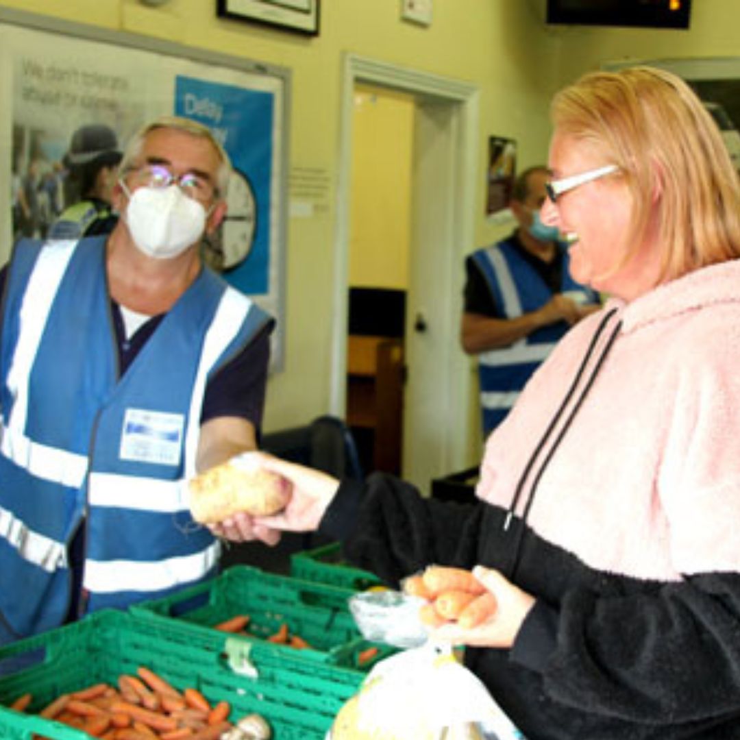 HampshireCRP's tweet photo. @RailDeliveryGrp @SW_Help @CommunitySWR @CommunityRail @Tesco @waitrose @AldiUK @LidlGB @coopuk @asda Our Free Shop is only possible thanks to our 15 amazing volunteers, and our partners, including @SW_Help, @FareShareUK
Our volunteers also keep the station blooming. Last year, they were nominated for #StationsInBloom to celebrate their efforts
#volunteersareamazing
π§΅4/5 https://t.co/Sp0myP69SY