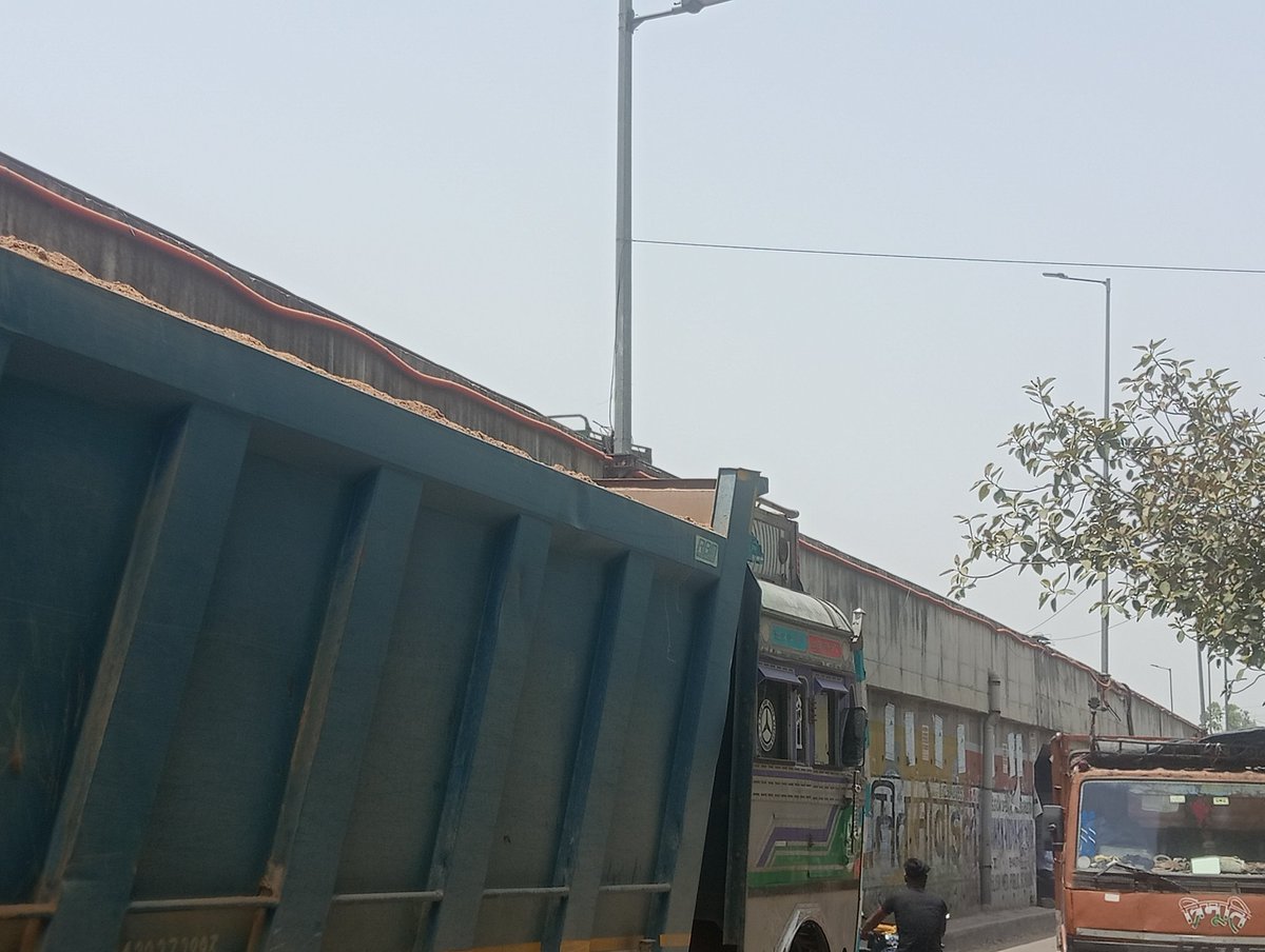 UPNEWSNOW01's tweet photo. @myogiadityanath जी ने @homeupgov व @UPGovt द्वारा बिना नंबर प्लेट वाहन व ओवर लोड वाहनों पर कार्यवाही के सख्त निर्देश दिए वही सचेंडी क्षेत्र के भौती प्रतापपुर गांव में अंडर पास पुल के पास से @kanpurtraffic के सिपाही के सामने रॉन्ग साइड आखिर कैसे बिना नंबर प्लेट के निकल रहे डंपर https://t.co/k8tu8w4feO