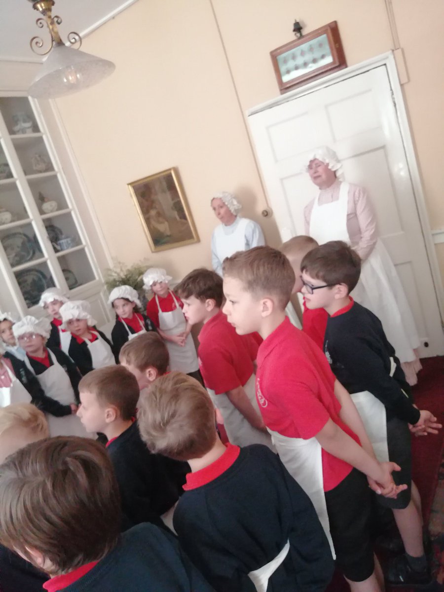KarenWillett07's tweet image. Year 2 are doing a superb job as the new servants for Lord &amp;amp; Lady Egerton @MasefieldCP
#notworkshy #victorians