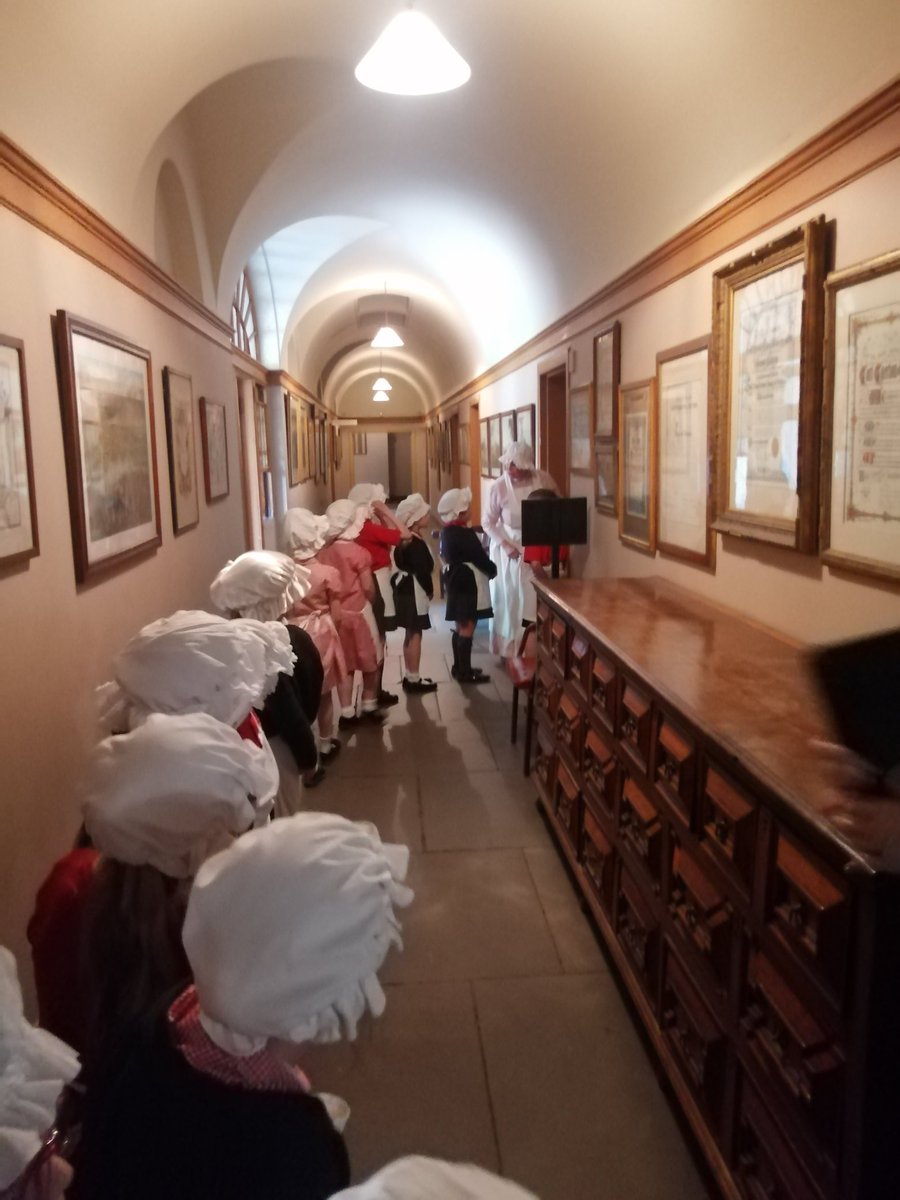 KarenWillett07's tweet image. Year 2 are doing a superb job as the new servants for Lord &amp;amp; Lady Egerton @MasefieldCP
#notworkshy #victorians