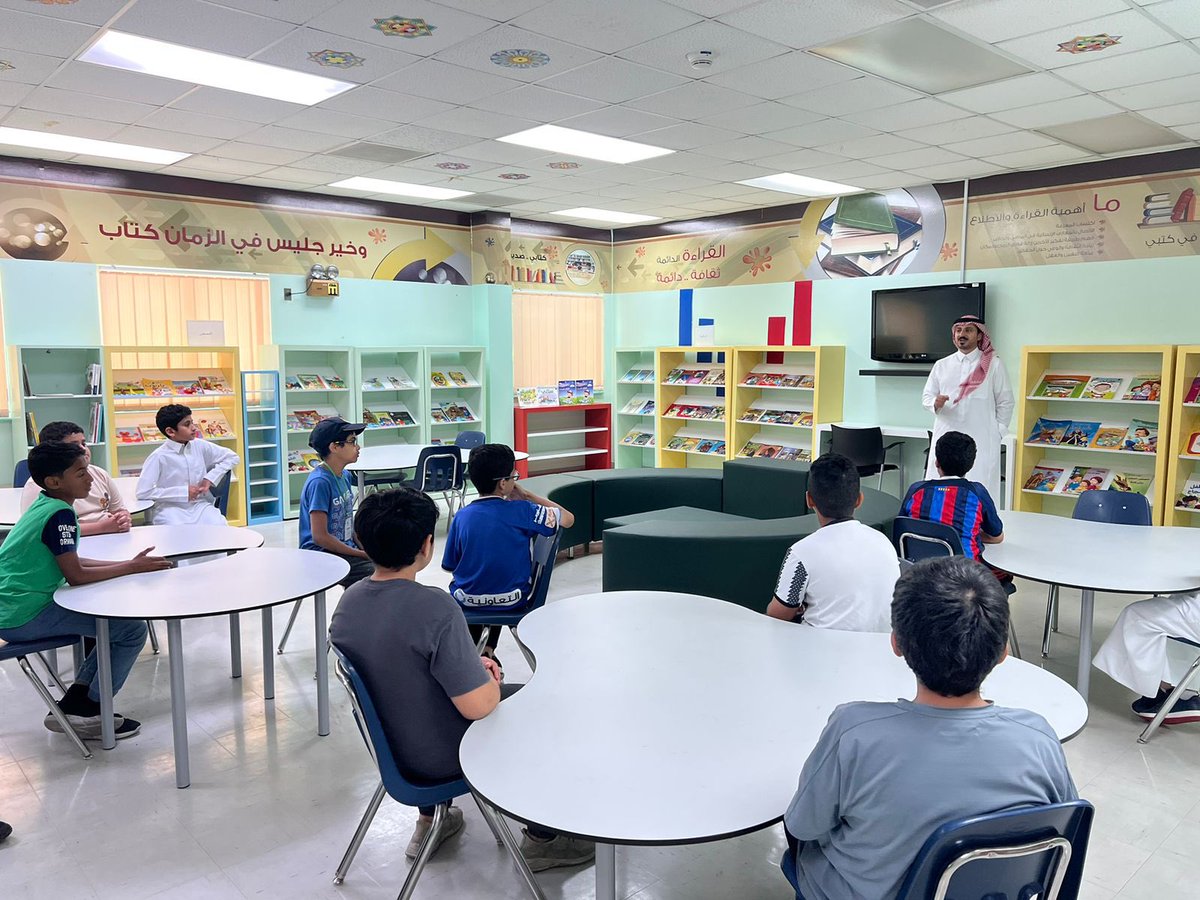 deffischool's tweet photo. قدم الموجه الطلابي الأستاذ بسام الشهري دورة عن #الانضباط_المدرسي 
وتعليمات عامة لقواعد
السلوك والمواظبة .

#التوجيه_الطلابي https://t.co/LrYIKojtan