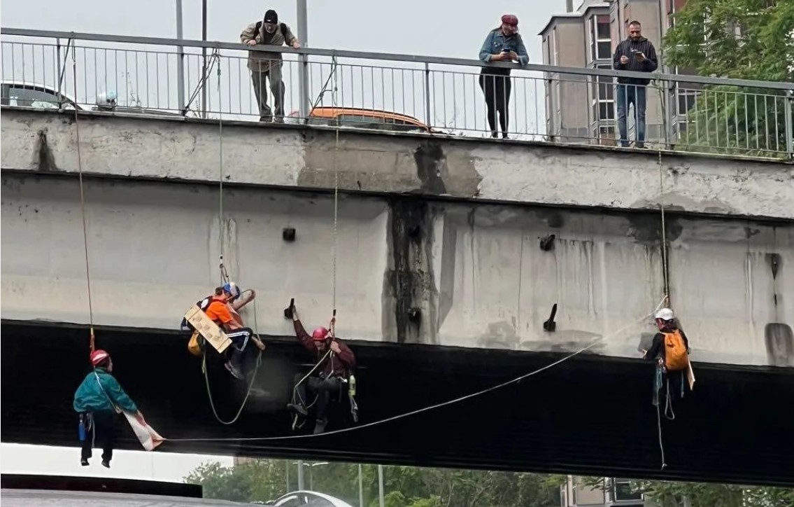Gli attivisti di Ultima Generazione si calano da ponte delle Valli. Traffico in tilt - romah24.com/trieste-salari…