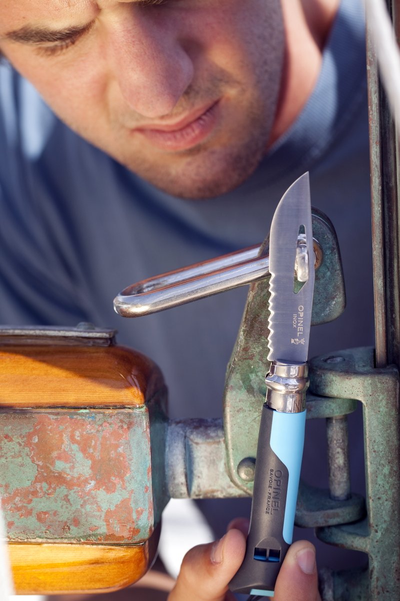 Opinel's tweet image. Que vous ayez besoin de couper des cordages, de préparer des appâts ou de découper des fruits de mer fraîchement pêchés, la lame tranchante de l&apos;Opinel N°08 Outdoor vous permet de tout faire en un rien de temps.
opinel.com/multifonction/… 

#opinel #outdoor #multifonction #pêche