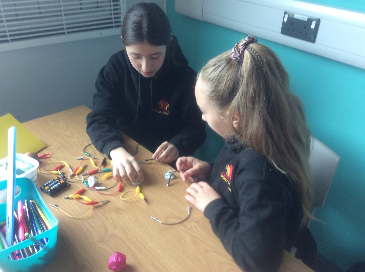 EastfieldPSHull's tweet image. #6RT enjoying learning about series and parallel circuits #epsscience