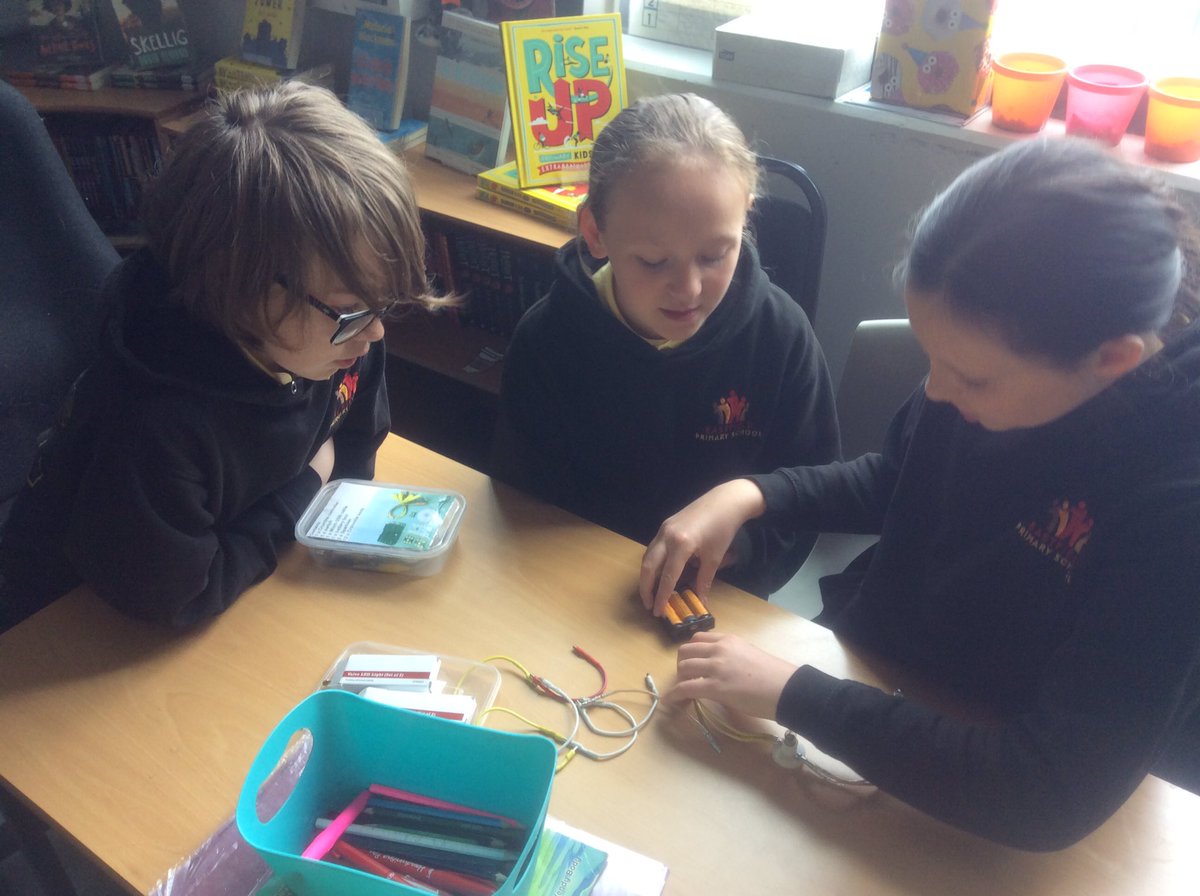 EastfieldPSHull's tweet image. #6RT enjoying learning about series and parallel circuits #epsscience