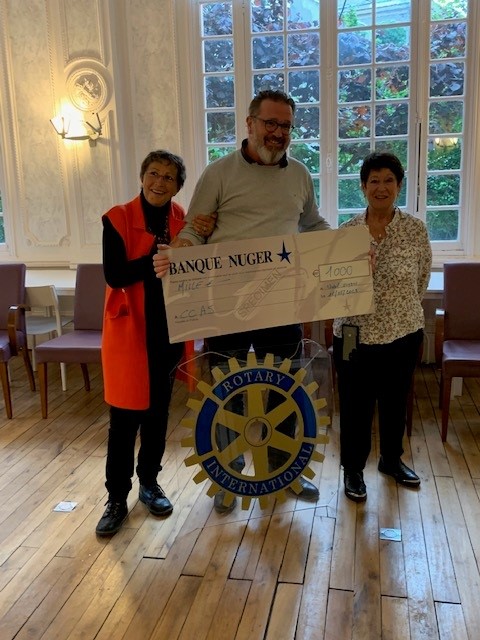 Chatel_Guyon's tweet photo. Hier soir, le Rotary Club de Riom Châtel-Guyon a remis un chèque de 1000€ au CCAS de la Ville, en présence de Michèle Porte et de Marie Rouvier-Amblard, conseillères municipales et bénévoles au CCAS.👍 https://t.co/BGZok18Tze