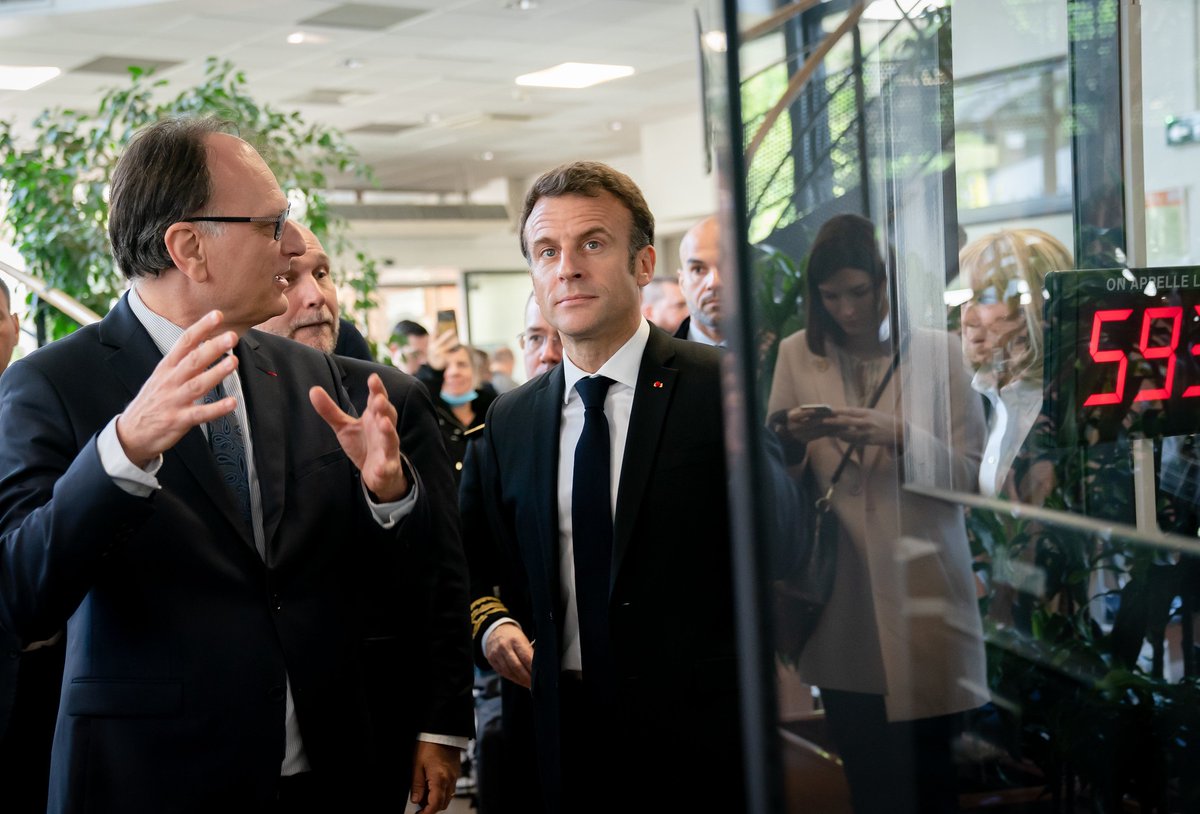 institut_curie's tweet image. 📸 En marge de l'annonce des nouveaux programmes d'excellence Innovation Santé 2030 à l'Institut Curie, @EmmanuelMacron et Brigitte Macron se sont rendus dans les services de l'institut à St Cloud pour échanger avec nos experts et rencontrer nos équipes.
#France2030