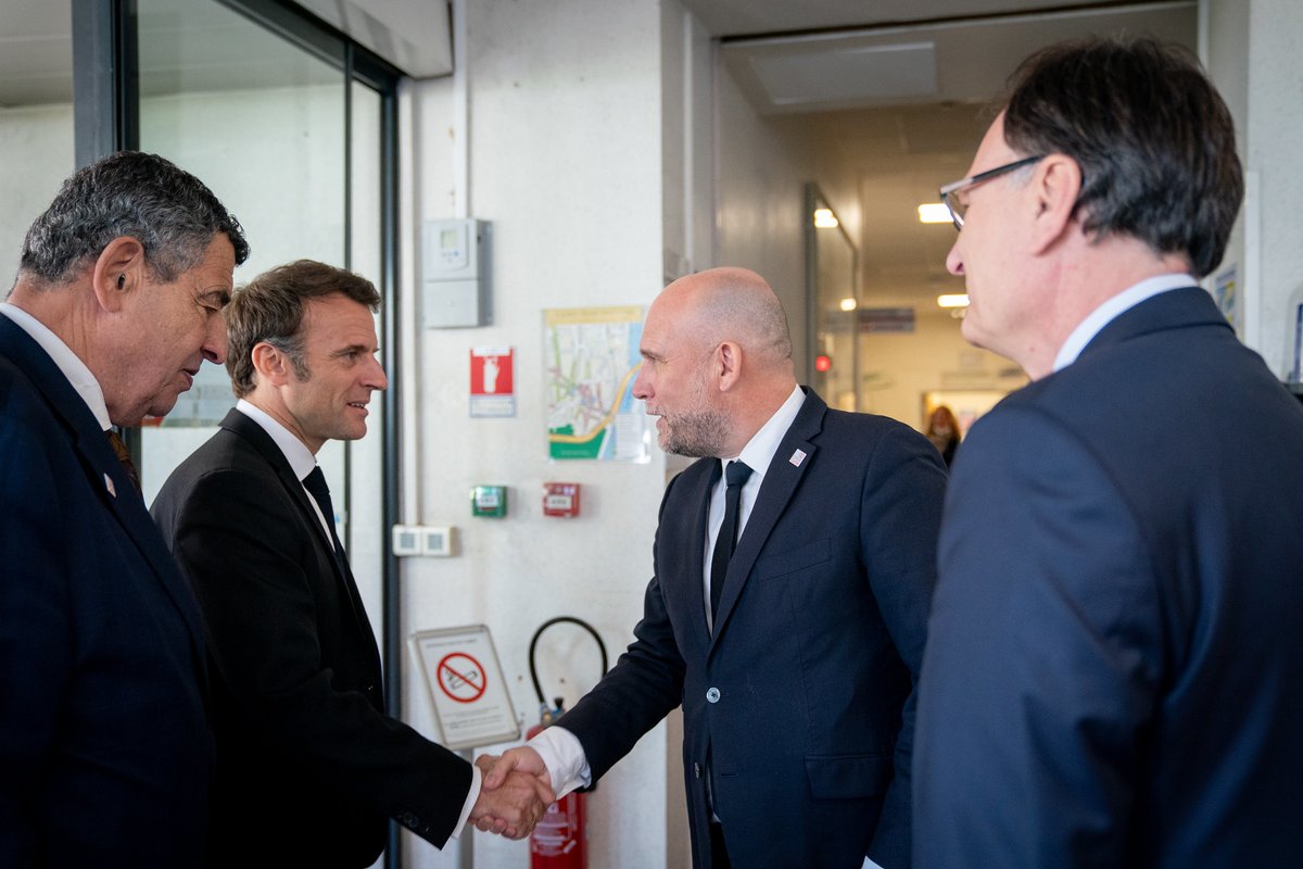 institut_curie's tweet image. 📸 En marge de l'annonce des nouveaux programmes d'excellence Innovation Santé 2030 à l'Institut Curie, @EmmanuelMacron et Brigitte Macron se sont rendus dans les services de l'institut à St Cloud pour échanger avec nos experts et rencontrer nos équipes.
#France2030