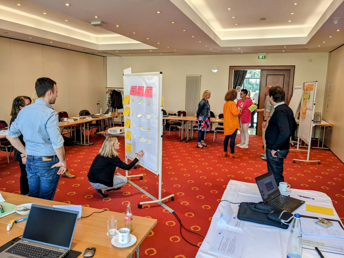 Die Teilnehmenden des VR4 arbeiten intensiv mit agilen Methoden an der Verbesserung der #Beratung im Allgemeinen und an der Zusammenarbeit von Integration und Leistung im Besonderen. #Benchlearning #kommunaleJobcenter #Bürgergeld (hm/es)