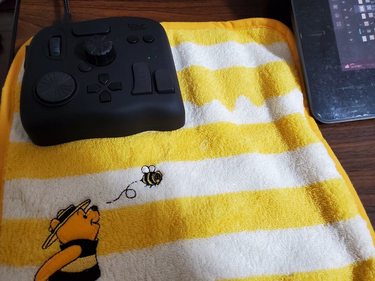 購入して９ヶ月…。
やっと左手デバイスを箱から出しました😂 https://t.co/Lz1oFYKeIK