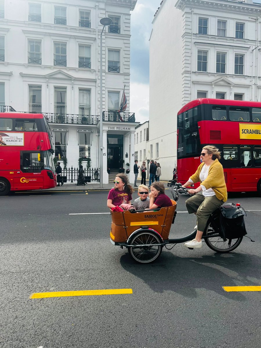 Wow, these kids are very happy😄