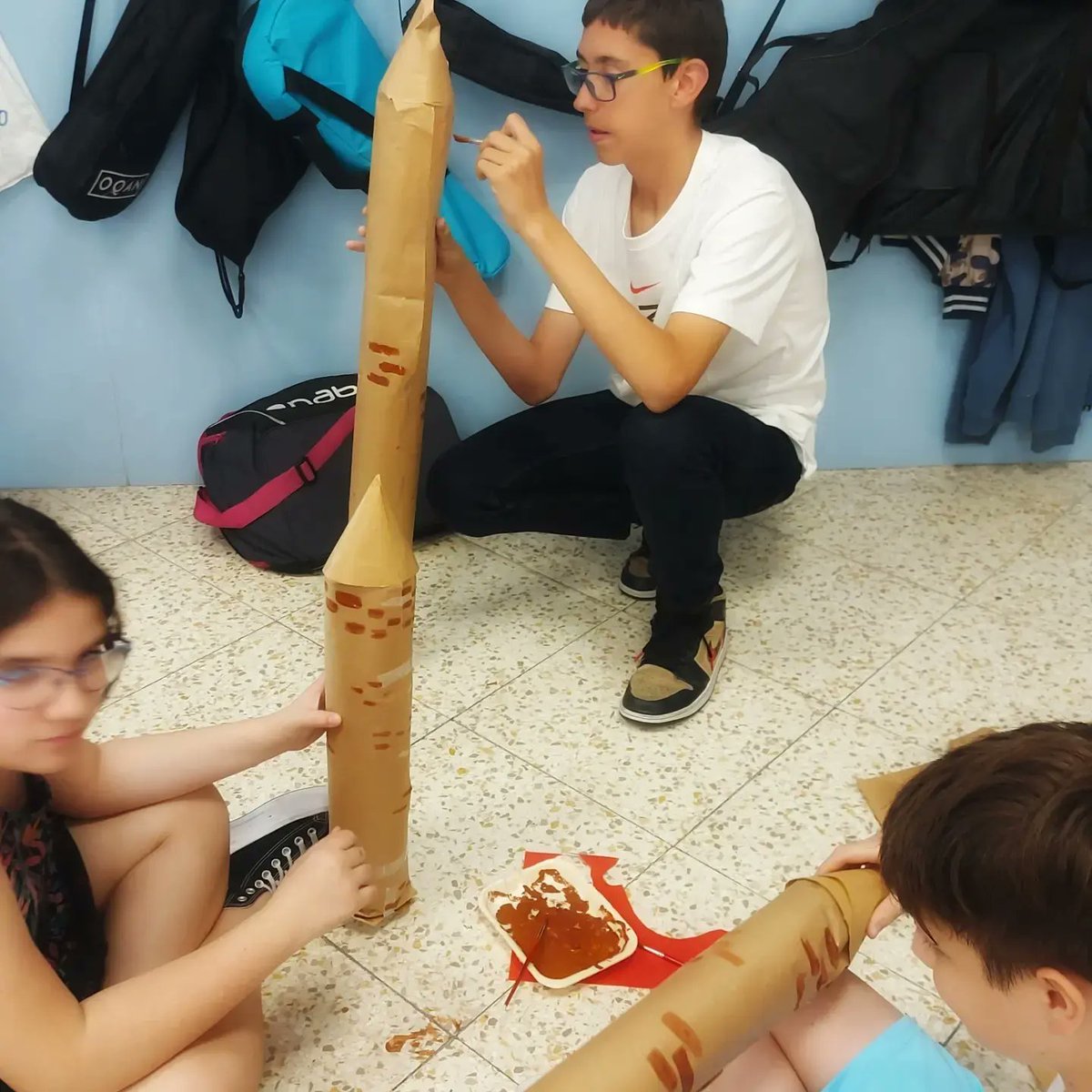 SagratCorDip's tweet photo. Portem uns dies molt atrafegats a 1r d'ESO del #sagratcordiputacio, preparant la decoració per la festa del #guarnim que farem a Gràcia. Impacients per veure el resultat final.#fundacionsofiabarat #creativitatalaula #projecteseducatius https://t.co/s0PuMyU0l5