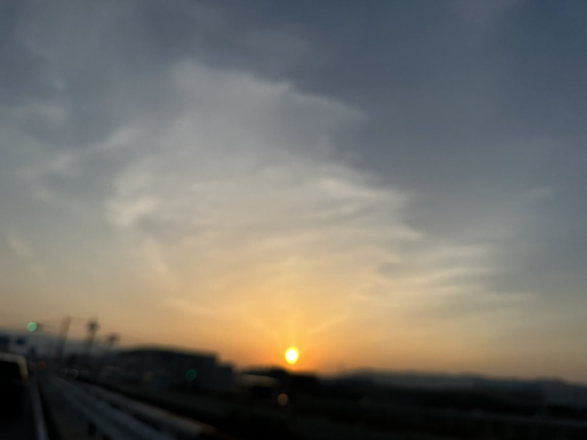 お疲れ様デシｯ‼︎
仕事帰りに1ｼｮｯﾄ📷
…なんかキモぃ…
#R171
#伊丹空港付近
#U焼け