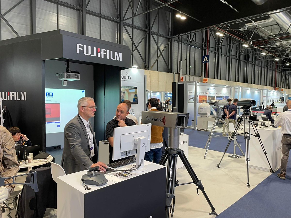 fujifilm_es's tweet photo. Los visitantes podrán conocer las posibilidades que ofrece la cámara de videovigilancia de largo alcance #SX1600, el proyector #Z8000, la gama de prismáticos #Fujinon, las cámaras de la #SerieX y #GFX, así como la tecnología de almacenamiento en cinta #LTOUltrium9. https://t.co/XhwUMPIKH9