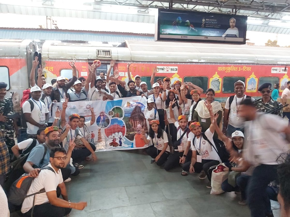 IRCTCofficial's tweet photo. IRCTC in line with the spirit of collaborative effort as "Hospitality Partner" of ‘Yuva Sangam’ under "Ek Bharat Shreshtha Bharat" initiative, has welcomed students from MNIT/Jaipur at Bhubaneswar Railway station.

#YuvaSangam tour. 

@EduMinOfIndia @EBSB_YuvaSangam https://t.co/BYX7n039Tv