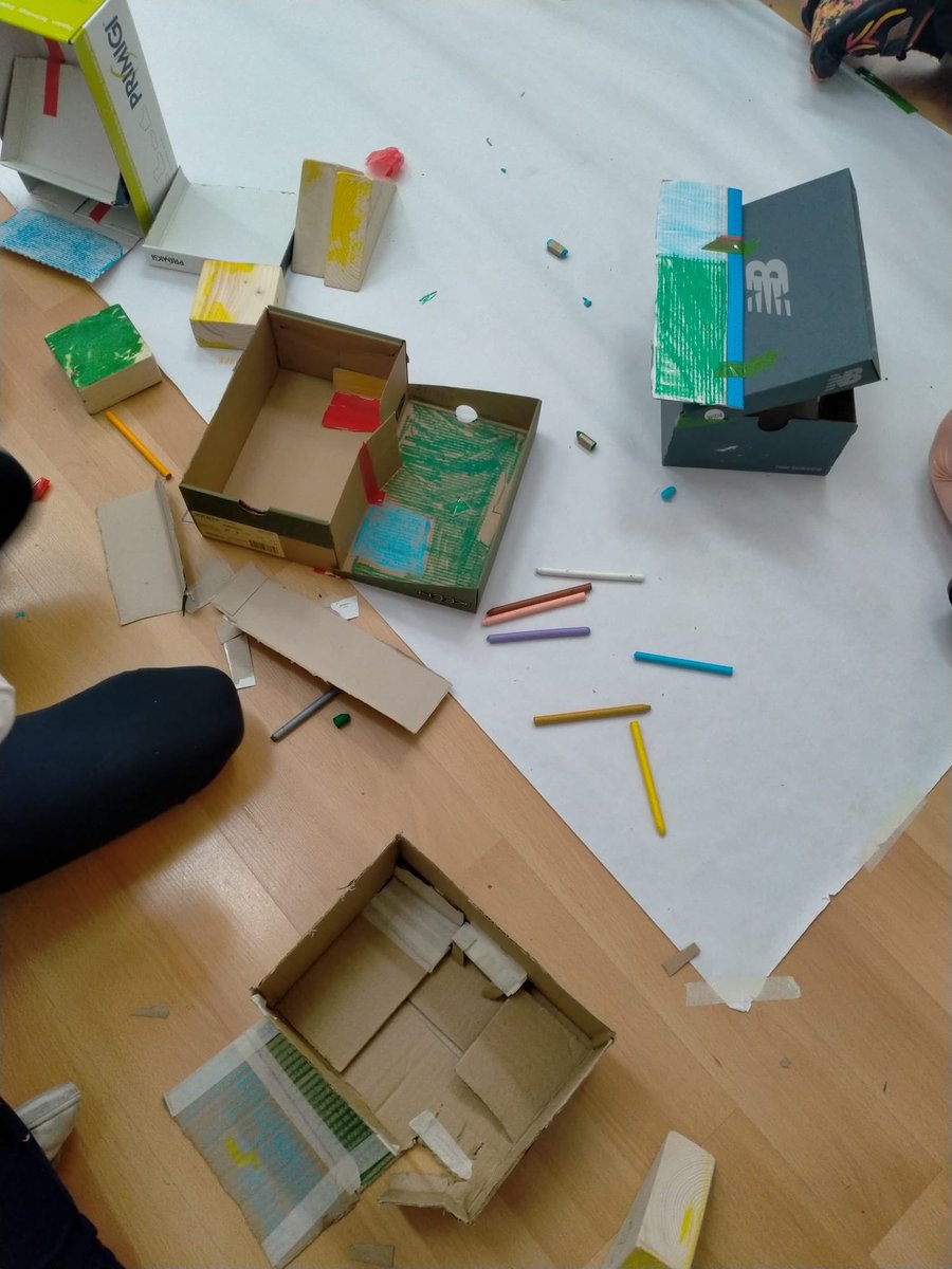 lafarigoladeval's tweet photo. Avui la classe dels romans i les romanes de 3r hem anat a @ExperimentemART i hem treballat l'arquitectura de les ciutats a través d'una maqueta col•lectiva. També hem visualitzat l' #slyline de la ciutat que hem construït. Ha estat molt interessant i divertit! https://t.co/jBdVC4iDoz